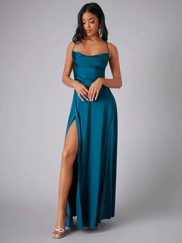 Satynowa sukienka wieczorowa | Drapowany dekolt | Elegancja z wysokim rozcięciem
