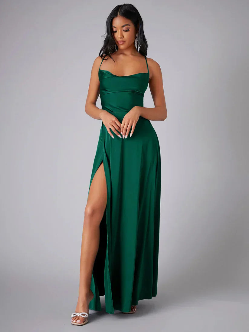 Satynowa sukienka wieczorowa | Drapowany dekolt | Elegancja z wysokim rozcięciem