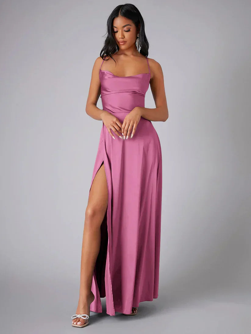 Satynowa sukienka wieczorowa | Drapowany dekolt | Elegancja z wysokim rozcięciem