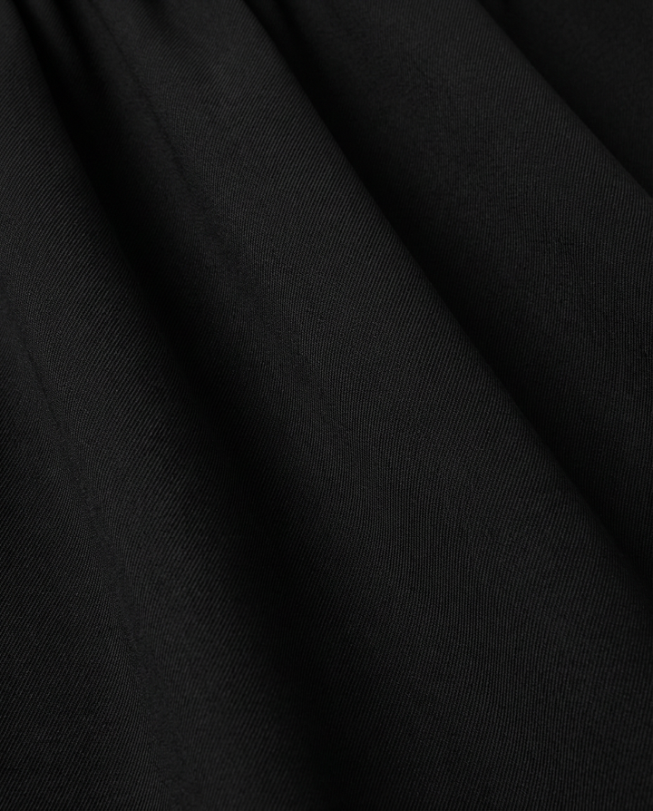 Klasyczna Mała Czarna Sukienka Midi | Rozkloszowany Krój z Szerokimi Ramiączkami | Elegancka Sukienka na Wiele Okazji