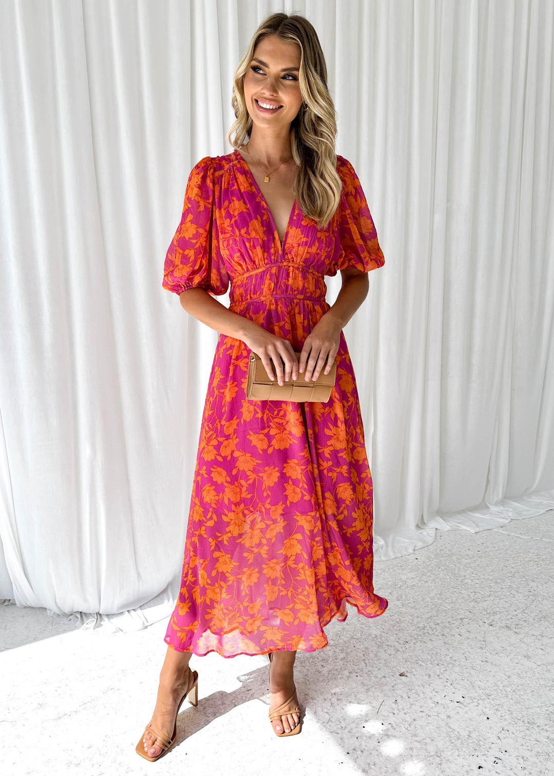 Zwiewna Sukienka Midi w Kwiatowy Print | Lekki Materiał | Elegancki Fason z Dekoltem V