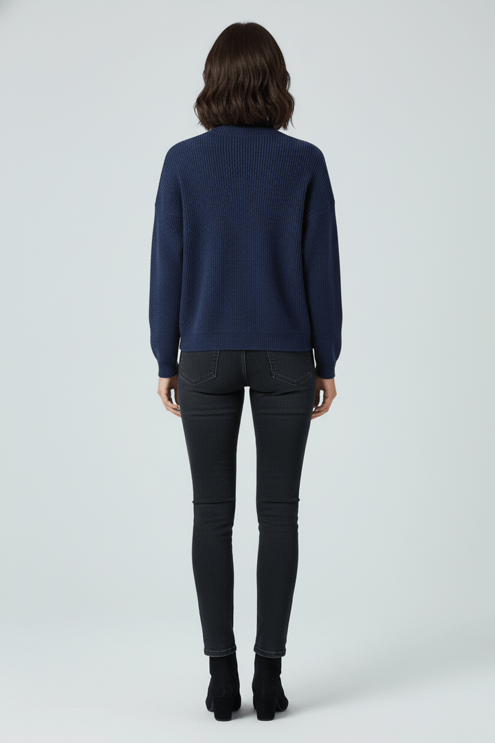 Sweter z Kopertowym Zapięciem | Dzianina o Strukturze Prążków | Stylowy z Ozdobnym Guzikiem