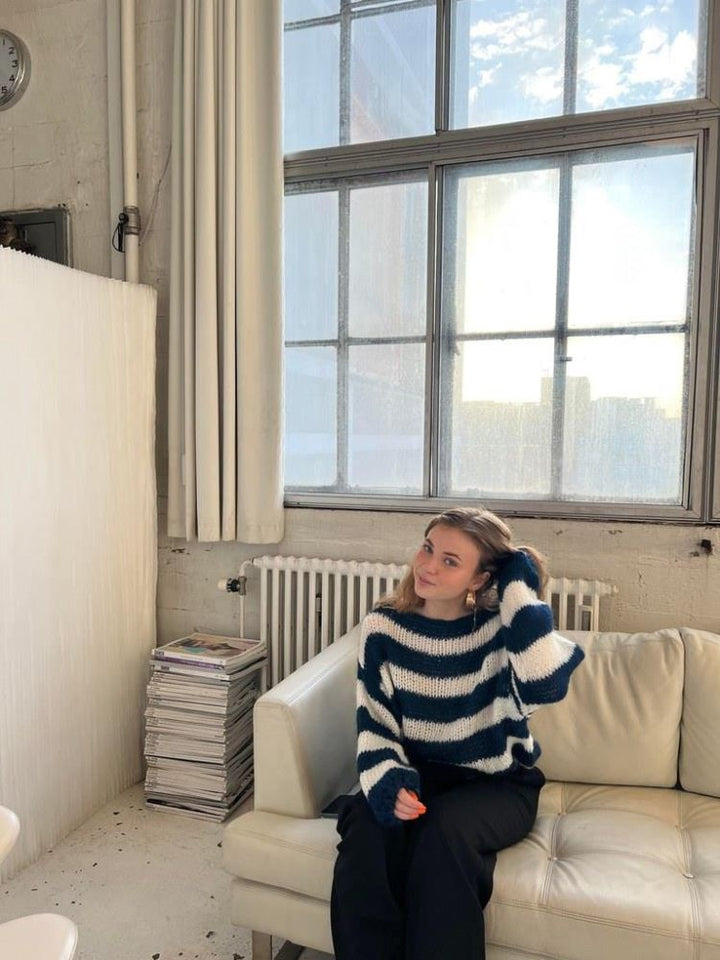 Sweter Dzianinowy w Szerokie Pasy | Miękki Splot | Luźny Krój z Obszernymi Rękawami