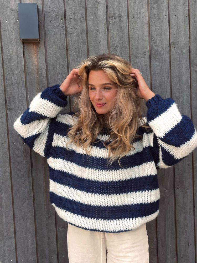 Sweter Dzianinowy w Szerokie Pasy | Miękki Splot | Luźny Krój z Obszernymi Rękawami