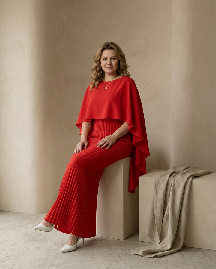 Plisowana Sukienka Maxi z Peleryną | Drapowany Krój | Elegancki Fason