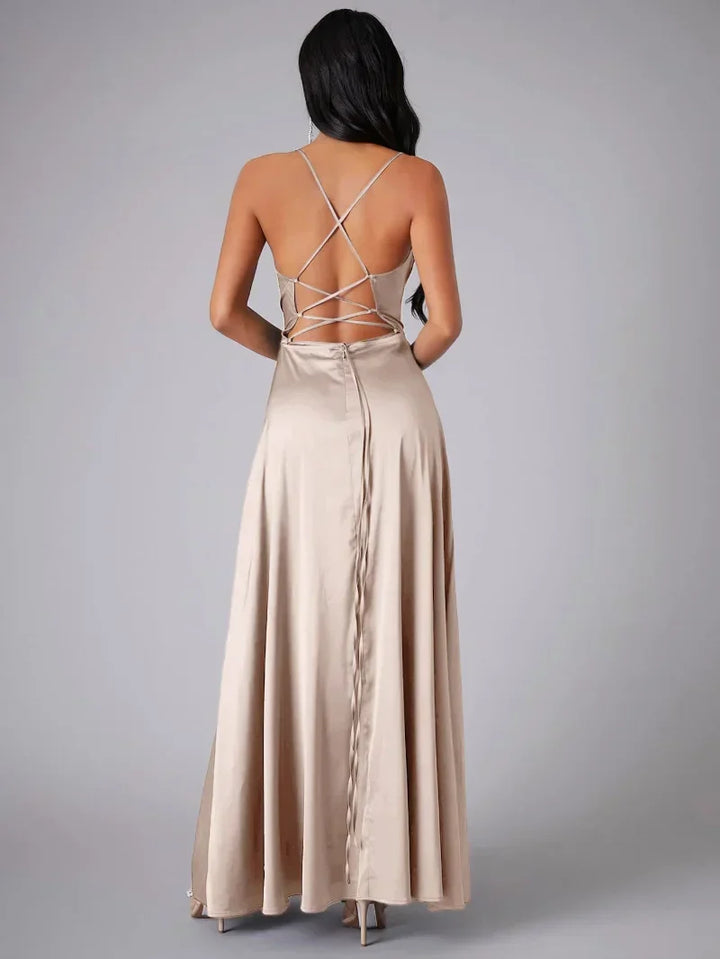 Satynowa sukienka wieczorowa | Drapowany dekolt | Elegancja z wysokim rozcięciem