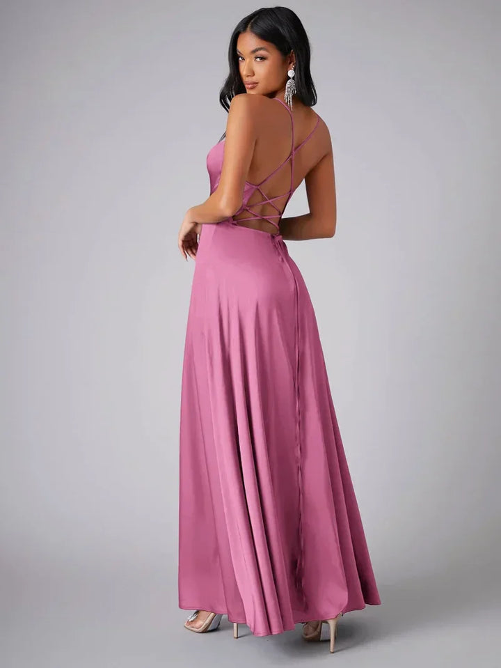Satynowa sukienka wieczorowa | Drapowany dekolt | Elegancja z wysokim rozcięciem