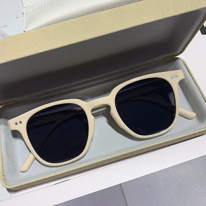 Okulary Przeciwsłoneczne Unisex | Matowa Oprawka i Ciemne Szkła | Nowoczesny, Ponadczasowy Styl
