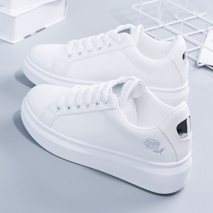 Damskie Sneakersy na Platformie | Minimalistyczny Design z Haftowanym Detalem | Wygodne Obuwie na Co Dzień